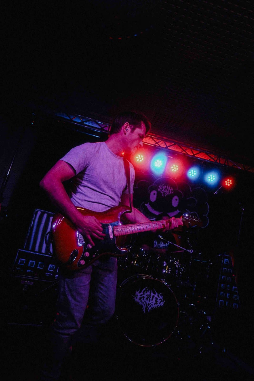Seba an der Gitarre im roten Licht
